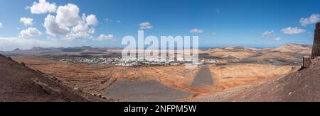 Vista panoramica ad alto angolo di visione della città di Teguise a Lanzarote, Isole Canarie, contro il bel cielo azzurro e oceano Foto Stock