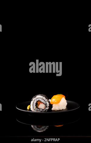 vista frontale maki sushi nigiri con . Foto ad alta risoluzione Foto Stock