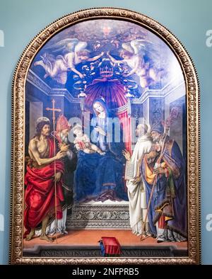 FIRENZE, TOSCANA/ITALIA - OTTOBRE 19 : Madonna e bambino intronati con San Giovanni Battista San Vittore San Bernardo e San Zanobi nella pittura Foto Stock