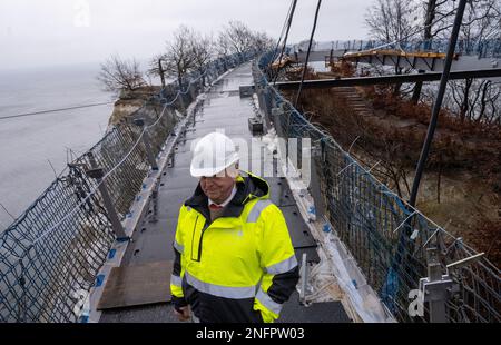 Sassnitz, Germania. 17th Feb, 2023. Till Backhaus (SPD), Ministro dell'ambiente di Stato del Meclemburgo-Pomerania occidentale, visita la nuova piattaforma di osservazione Königsweg per il Königsstuhl sull'isola di Rügen. Salvo un altro grave inizio dell'inverno, i primi visitatori potrebbero esplorare lo Skywalk già ad aprile. Secondo il ministero, i costi di costruzione ammontano a circa 7,9 milioni di euro e sono in gran parte a carico dello Stato. Credit: Stefan Sauer/dpa/ZB/dpa/Alamy Live News Foto Stock