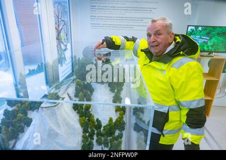 Sassnitz, Germania. 17th Feb, 2023. Till Backhaus (SPD), Ministro dell'ambiente di Stato del Meclemburgo-Pomerania occidentale, visita la nuova piattaforma di osservazione Königsweg per il Königsstuhl sull'isola di Rügen. Salvo un altro grave inizio dell'inverno, i primi visitatori potrebbero esplorare lo Skywalk già ad aprile. Secondo il ministero, i costi di costruzione ammontano a circa 7,9 milioni di euro e sono in gran parte a carico dello Stato. Credit: Stefan Sauer/dpa/ZB/dpa/Alamy Live News Foto Stock