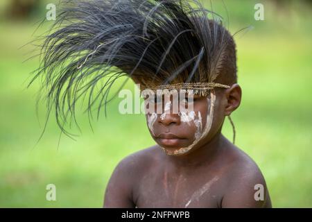 Ragazzo nativo con un erpeto di piume cassowarie, villaggio di Mutin, Lago Murray, Provincia Occidentale, Papua Nuova Guinea Foto Stock