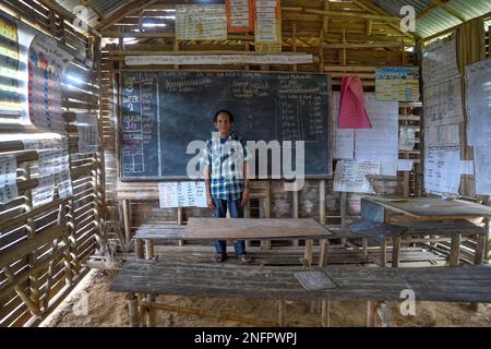 Insegnante locale in una scuola nel villaggio di Upovia, Lago Murray, Provincia Occidentale, Papua Nuova Guinea Foto Stock