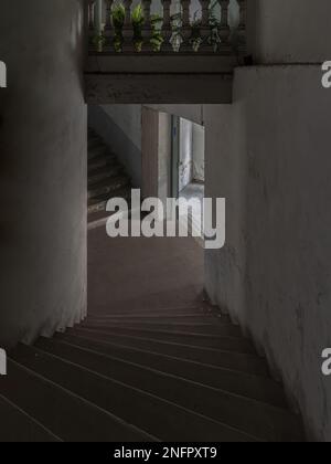 Bangkok, Thailandia - 09 febbraio 2023 - Vecchio cemento scala e muro interno un abbandonato il vecchio edificio residenziale è stato lasciato a deteriorarsi Foto Stock