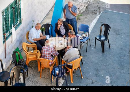 Gerusalemme in Israele. Gli anziani a giocare a carte Foto Stock