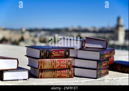 Gerusalemme in Israele. Libri santi su un tetto della città vecchia Foto Stock