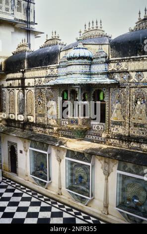 Archivio storico immagine di Mor Chowk, Piazza Peacock, una corte interna del palazzo della città Udaipur, Rajasthan India, 1990, con pavoni mosaici di vetro in alto rilievo. Foto Stock