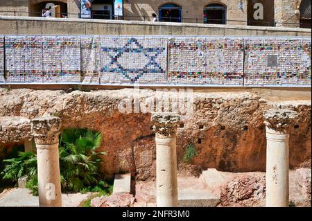 Gerusalemme in Israele. Colonne romane nel quartiere ebraico Foto Stock