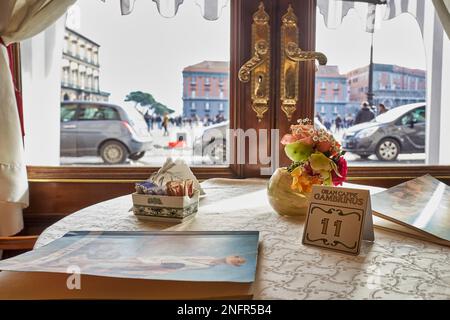 Napoli Campania Italia. Gran caffè Gambrinus. Piazza Plebiscito Foto Stock