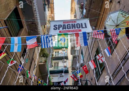 Napoli Campania Italia. Indicazioni stradali per i quartieri Spagnoli, una parte della città di Napoli in Italia. E' una zona povera, che soffre Foto Stock