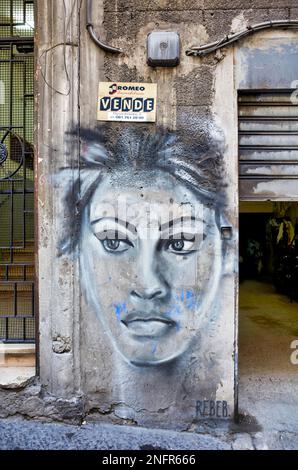 Napoli Campania Italia. Graffiti di strada raffiguranti l'attrice napoletana Sofia Loren ai quartieri Spagnoli, una parte della città di Foto Stock