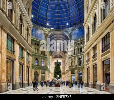 1/1/2019: Napoli, Campania, Italia. Galleria Umberto i è una galleria pubblica di negozi a Napoli, nel sud Italia. Si trova direttamente di fronte al Foto Stock