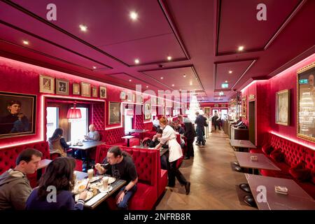 Hotel Sacher Vienna Austria. Il tè rosso Camera al gusto Sacher Torte Foto Stock