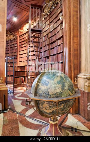 Il Prunksaal, centro della vecchia biblioteca imperiale all'interno della Biblioteca Nazionale Austriaca. Vienna Austria Foto Stock