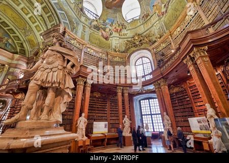 Il Prunksaal, centro della vecchia biblioteca imperiale all'interno della Biblioteca Nazionale Austriaca. Vienna Austria Foto Stock