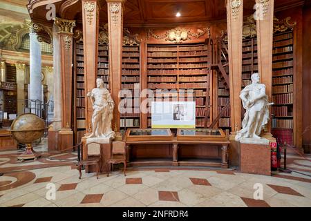 Il Prunksaal, centro della vecchia biblioteca imperiale all'interno della Biblioteca Nazionale Austriaca. Vienna Austria Foto Stock