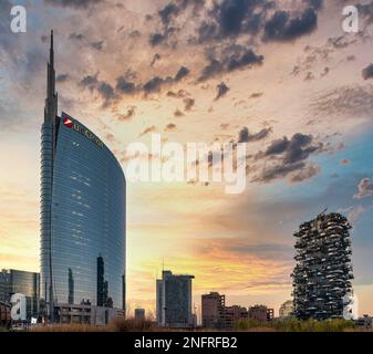 Milano Italia, Porta Nuova distretto. Torre di Unicredit e Bosco Verticale condominio Foto Stock