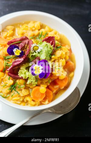 Zuppa di piselli spaccati di colore giallo vegano fatta in casa Foto Stock