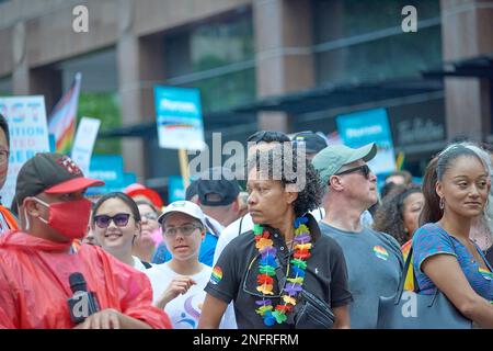 Toronto Ontario, Canada - 26th giugno 2022: Un ritratto di una donna nera che indossa lei hawaiana nella Parata di orgoglio annuale di Toronto. Foto Stock