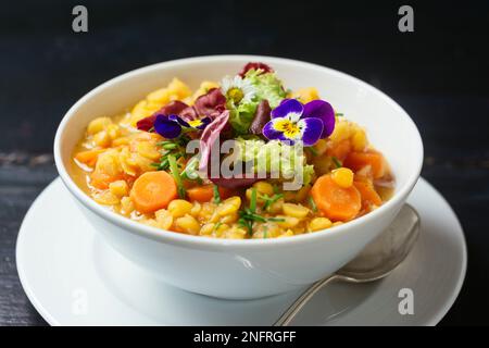 Zuppa di piselli spaccati di colore giallo vegano fatta in casa Foto Stock