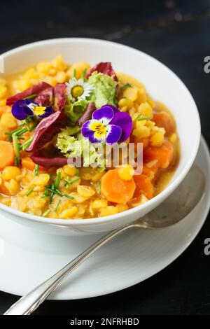 Zuppa di piselli spaccati di colore giallo vegano fatta in casa Foto Stock