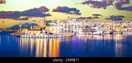 Famoso Puerto Banus vicino a Marbella vista panoramica all'alba, Andalusia regione della Spagna Foto Stock