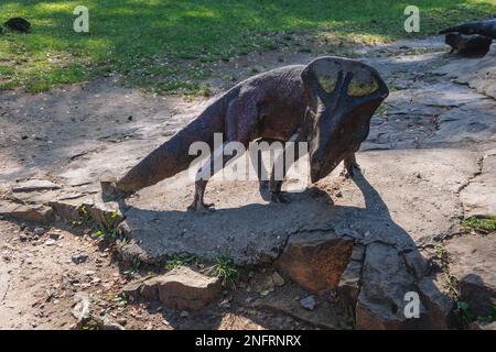 Statua di Protoceratops nella valle dei dinosauri nel giardino zoologico della Slesia, città di Chorzow, regione della Slesia in Polonia Foto Stock