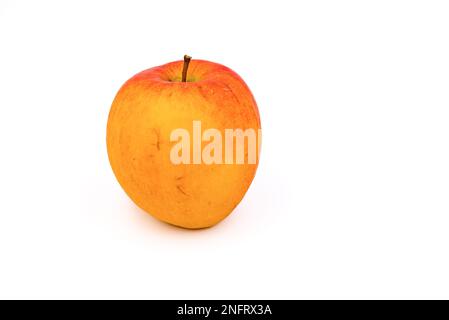 Una mela rosso-arancio come un frutto sano isolato su uno sfondo bianco in studio Foto Stock