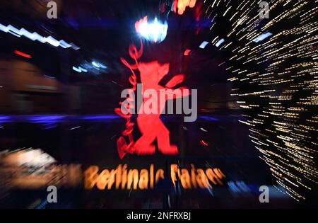 Berlino, Germania. 17th Feb, 2023. Il logo Berlinale è visibile al Berlinale Palast. Il Berlinale è uno dei maggiori festival cinematografici e dura fino al 26 febbraio 2023. Credit: Jens Kalaene/dpa/Alamy Live News Foto Stock