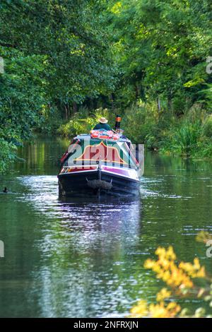 Un'antica nave chiatta per passeggeri, che offre escursioni lungo il pittoresco canale di Cromford nel Derbyshire. Foto Stock