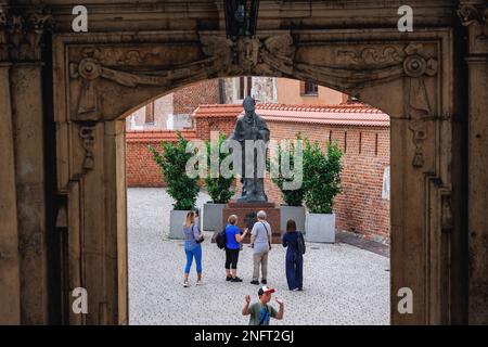 Monumento di Giovanni Paolo II nel Castello reale di Wawel nella città di Cracovia, Voivodato della Polonia minore Foto Stock