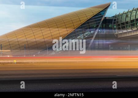 Ripresa di una futuristica stazione della metropolitana lungo la strada. Foto Stock