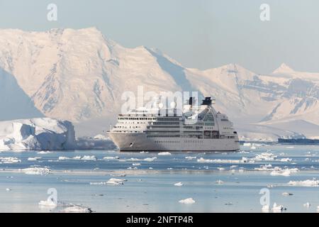 Naviga attraverso il canale Lemaire nello stretto dell'Antartide Foto Stock