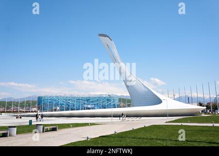 ADLER, SOCHI, RUSSIA - 26 aprile 2019 :torcia nel Parco Olimpico Sochi Foto Stock