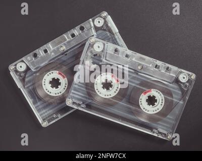 Vecchie cassette vintage su sfondo nero. Foto Stock