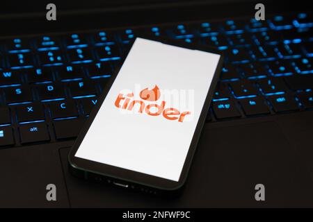 Tinder dating app su un iPhone con datazione e partite da fare Foto Stock