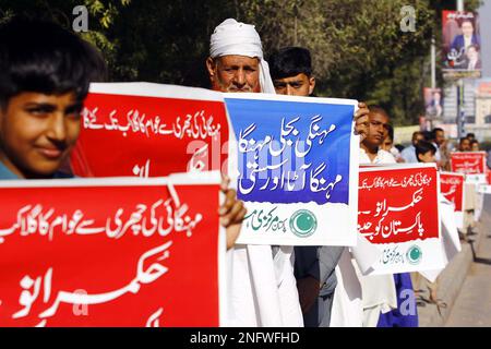 Hyderabad, Pakistan. 17th Feb, 2023. Gli attivisti della Lega musulmana centrale del Pakistan stanno tenendo la dimostrazione di protesta contro il Mini Budget 2023, le politiche del FMI e la disoccupazione massiccia, l'aumento del prezzo dei prodotti di uso quotidiano e l'aumento del prezzo di inflazione, a Nursery situato su Shahrah- e-Faisal a Karachi il Venerdì, 17 febbraio 2023. Credit: Asianet-Pakistan/Alamy Live News Foto Stock