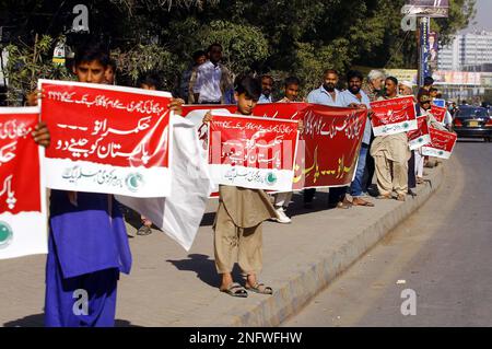 Hyderabad, Pakistan. 17th Feb, 2023. Gli attivisti della Lega musulmana centrale del Pakistan stanno tenendo la dimostrazione di protesta contro il Mini Budget 2023, le politiche del FMI e la disoccupazione massiccia, l'aumento del prezzo dei prodotti di uso quotidiano e l'aumento del prezzo di inflazione, a Nursery situato su Shahrah- e-Faisal a Karachi il Venerdì, 17 febbraio 2023. Credit: Asianet-Pakistan/Alamy Live News Foto Stock