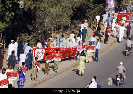 Hyderabad, Pakistan. 17th Feb, 2023. Gli attivisti della Lega musulmana centrale del Pakistan stanno tenendo la dimostrazione di protesta contro il Mini Budget 2023, le politiche del FMI e la disoccupazione massiccia, l'aumento del prezzo dei prodotti di uso quotidiano e l'aumento del prezzo di inflazione, a Nursery situato su Shahrah- e-Faisal a Karachi il Venerdì, 17 febbraio 2023. Credit: Asianet-Pakistan/Alamy Live News Foto Stock