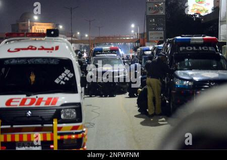 Hyderabad, Pakistan. 17th Feb, 2023. I funzionari della sicurezza prendono posizione dopo che un edificio di un ufficio di polizia è stato attaccato da militari a Karachi venerdì 17 febbraio 2023. Gli uomini armati hanno aperto il fuoco all'ufficio del capo della polizia di Karachi, situato sull'arteria principale di Shahrah-e-Faisal, i funzionari hanno confermato l'ultimo attacco alle forze di sicurezza mentre gli incidenti terroristici vedono un aumento in tutto il paese. L'attacco è iniziato intorno alle 7:10pm:00 ed è ancora in corso, mentre sono state segnalate diverse esplosioni anche dopo che i terroristi hanno preso di mira l'edificio della polizia a cinque piani. Credit: Asianet-Pakistan/Alamy Live News Foto Stock