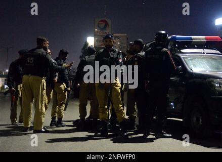 Hyderabad, Pakistan. 17th Feb, 2023. I funzionari della sicurezza prendono posizione dopo che un edificio di un ufficio di polizia è stato attaccato da militari a Karachi venerdì 17 febbraio 2023. Gli uomini armati hanno aperto il fuoco all'ufficio del capo della polizia di Karachi, situato sull'arteria principale di Shahrah-e-Faisal, i funzionari hanno confermato l'ultimo attacco alle forze di sicurezza mentre gli incidenti terroristici vedono un aumento in tutto il paese. L'attacco è iniziato intorno alle 7:10pm:00 ed è ancora in corso, mentre sono state segnalate diverse esplosioni anche dopo che i terroristi hanno preso di mira l'edificio della polizia a cinque piani. Credit: Asianet-Pakistan/Alamy Live News Foto Stock