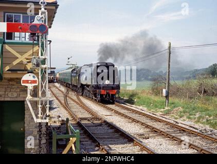 Battaglia della Gran Bretagna Squadrone di classe 34072 257 che entra nella stazione di Harmans Cross sulla ferrovia Swanage 1995 Foto Stock