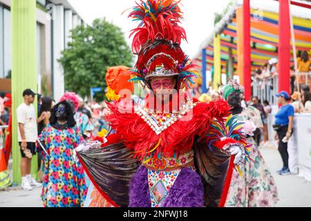 02.04.2023 Repubblica Dominicana Punta Cana Carnevale annuale. Un uomo in costume da carnevale e maschera. Foto Stock