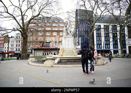 Leicester Square è una piazza pedonale nel West End di Londra, Inghilterra. È stato stabilito in 1670 come campi di Leicester, Che prende il nome dalla Leicester House, di recente costruzione, che prende il nome da Robert Sidney, 2nd conte di Leicester. Svelando le icone di un secolo di cinema con un percorso interattivo con una statua, preparati per le scene nella piazza di Londra, casa di film e intrattenimento. Foto Stock