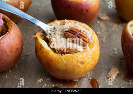 Cheesecake mele ripiene con salsa al caramello: Mele al forno con crema di cannella ripieno di pecan Foto Stock