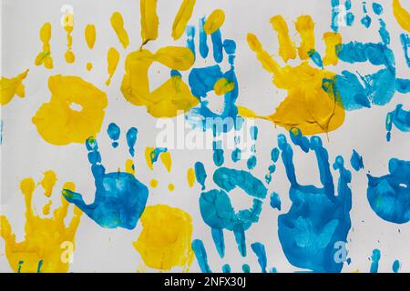 stampe luminose delle mani dei bambini da pittura sulla parete, sullo sfondo, sulla trama, sul formato orizzontale. Foto Stock