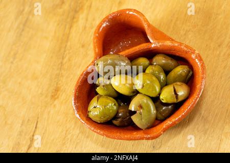 Olive verdi in una tradizionale pentola di argilla Alentejo. Foto Stock