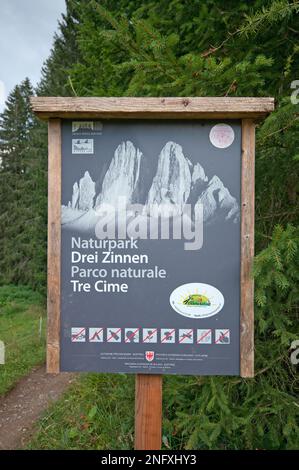 Cartello in legno nel Parco Naturale tre Cime, Val Fiscalina, Trentino-Alto Adige, Italia Foto Stock