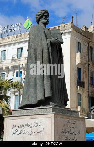 Statua di Ibn Khaldoun a Tunisi Foto Stock