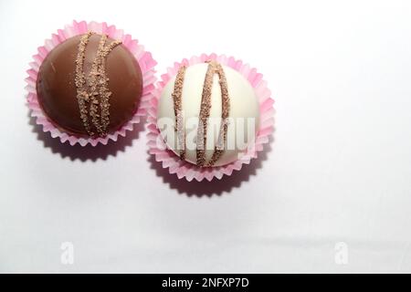 Set di bombe al cioccolato, ripieno di marshmallow e cioccolato bianco su sfondo bianco Foto Stock